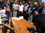  بالصور: جموع غفيرة تشارك في تشييع جثمان السيدة "أم السعيد أبو العافية"